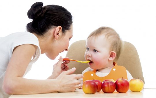 Quả táo chứa nhiều dinh dưỡng tốt cho trẻ em phát triển